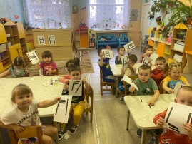 Занятие по аппликации "Лесенка" Занятие по аппликации "Лесенка".